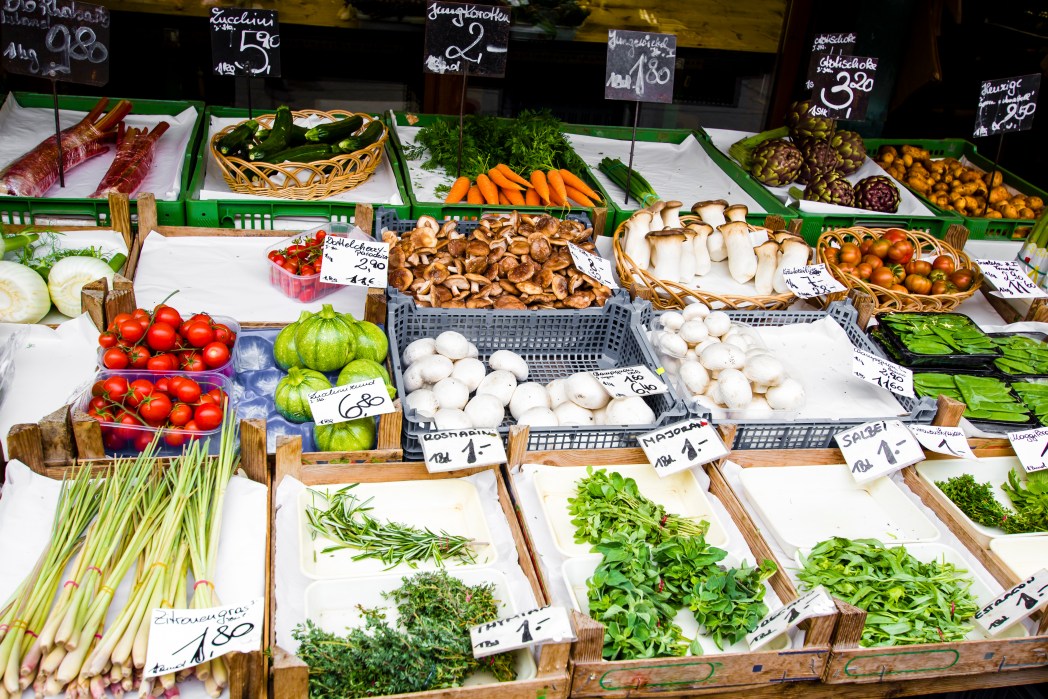 Πάγκος με λαχανικά στην αγορά Nachsmarkt