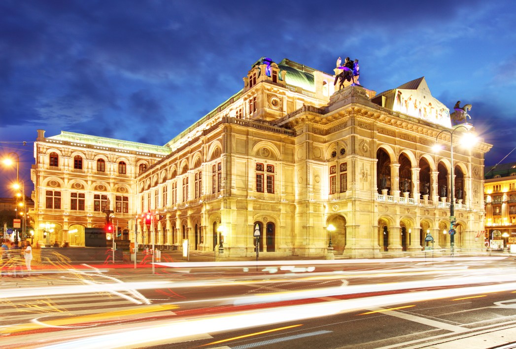 H Kρατική Όπερα της Βιέννης φωτισμένη το βράδυ