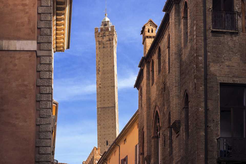 Oι δύο πύργοι της Μπολόνια μέσα απ' τα στενά του ιστορικού κέντρου