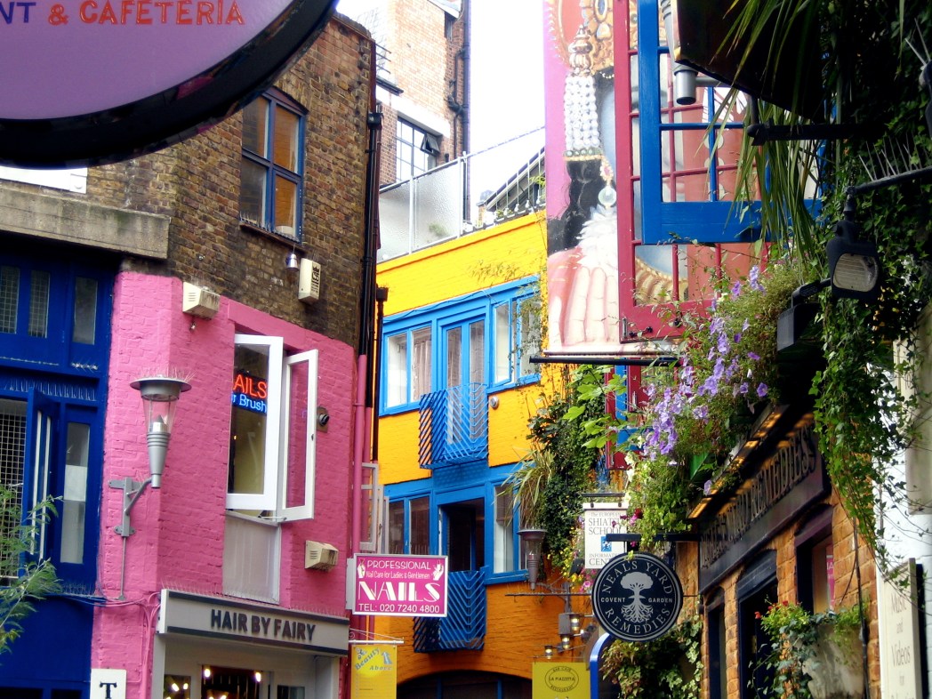 Tο μικρό στενάκι Neal's Yard, μια όμορφη και πολύχρωμη γωνιά του Covent Garden