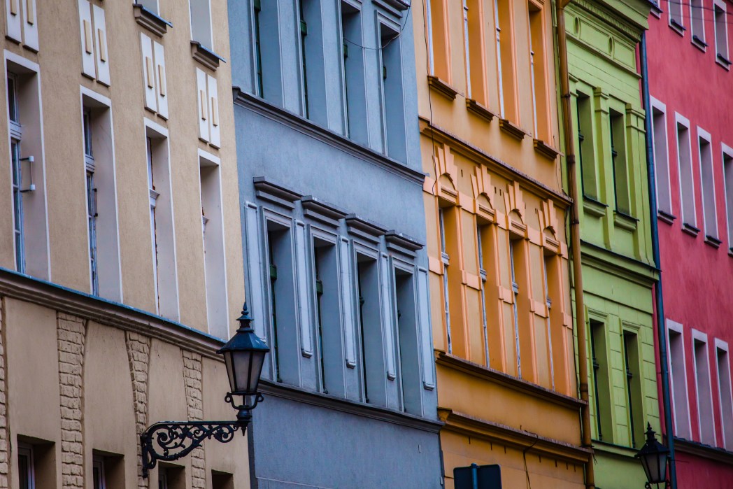 Χρωματιστές προσόψεις σπιτιών στο Τορούν της Πολωνίας