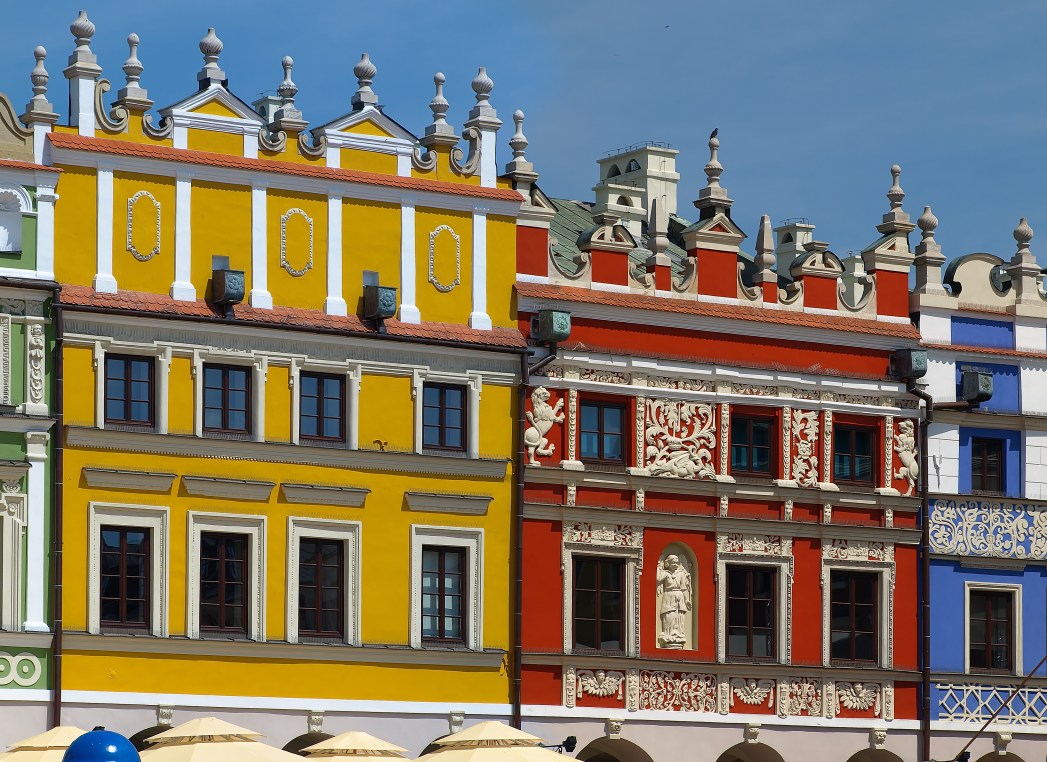 Χρωματιστά κτήρια στην πόλη Ζαμόσκ στην Πολωνία